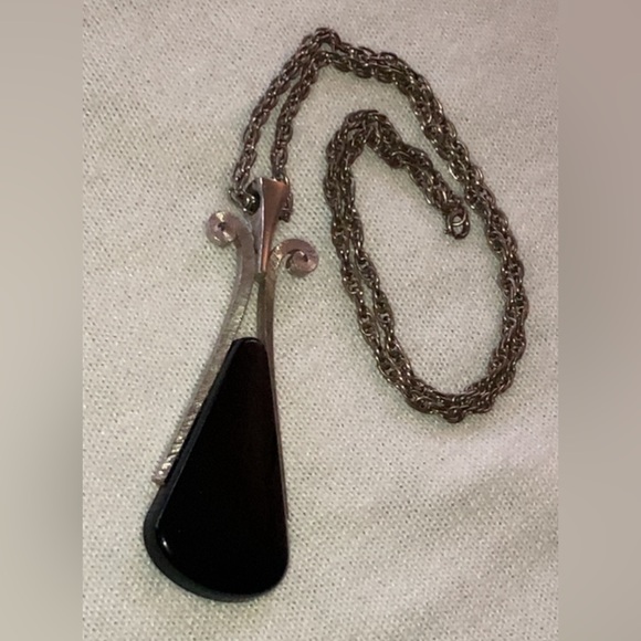 VINTAGE AVON IMITATION BLACK ONYX MODERNIST PENDANT NECKLACE - SIGNED - Picture 1 of 7